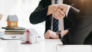 Real estate agent and property manager using Ziba Property app for bidirectional communication with owners and tenants