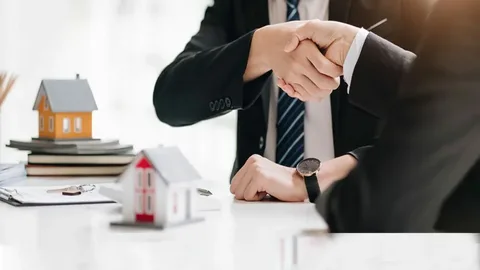 Real estate agent and property manager using Ziba Property app for bidirectional communication with owners and tenants