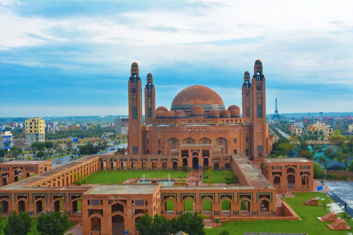 Grand Jamia Mosque Bahria Town Lahore beautiful Islamic architecture view