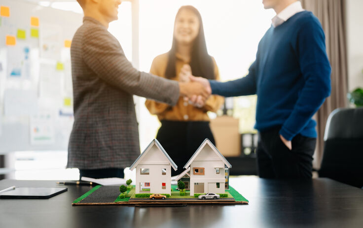 Dubai real estate broker advising a client on property investment
