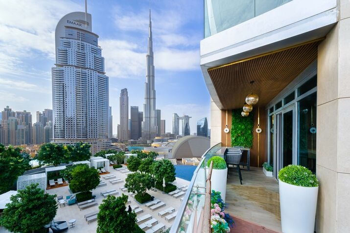 Apartment or Townhouse in Dubai Side-by-side comparison of a Dubai apartment and a townhouse